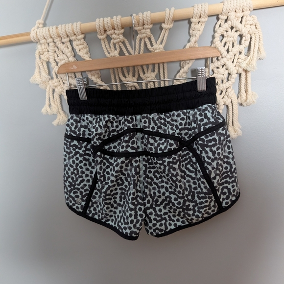 lululemon athletica Tracker Shorts Size 6 Blue Black Lined Gym Fitness Yoga - Picture 5 of 7